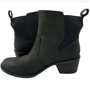 Teva Anaya Chelsea Boots. Size 9, black, worn a couple of times.